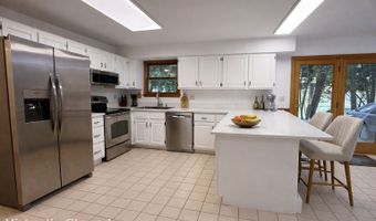 8 Phoebee Ln, Brookfield, CT 06804