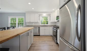 34 Foxhill Ave, Bristol, RI 02809