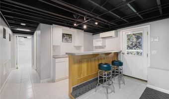 40 Quail Hollow Rd, Cranston, RI 02920