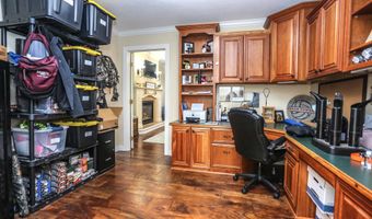 1977 Country Ln, Aberdeen, SD 57401