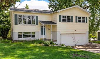 351 Hampden Dr NE, Cedar Rapids, IA 52402