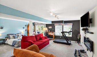 1848 Ridgeview Circle Dr, Ballwin, MO 63021