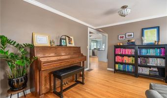 33 Wilbur Rd, Lincoln, RI 02865