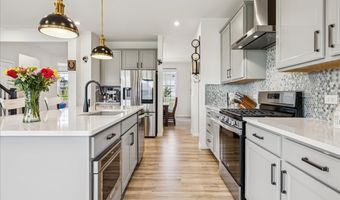 900 Treeline Dr, Algonquin, IL 60102