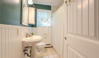 8 Spruce Ave, Middletown, RI 02842