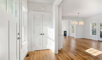 1 Knowlton Ct, Bristol, RI 02809