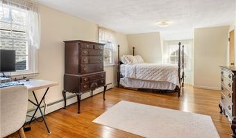 32 Tanglewood Trl, Narragansett, RI 02882