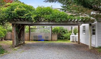 4 Garfield Ave, Bristol, RI 02809