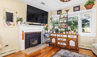 67 Linden St, Middletown, RI 02842