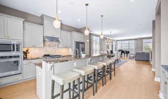 31 Valiant Ct, Middletown, NJ 07748