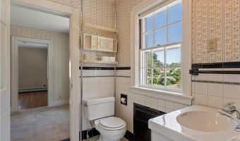 20 Drowne Pkwy, East Providence, RI 02916