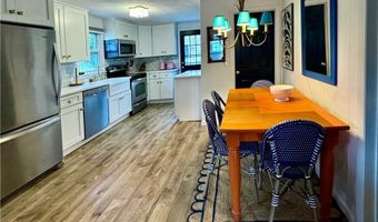 140 Renfrew Ave, Middletown, RI 02842