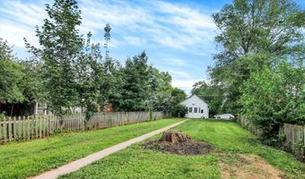 13 E KING St, Abbottstown, PA 17301