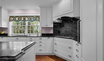51 Ayrault St, Newport, RI 02840