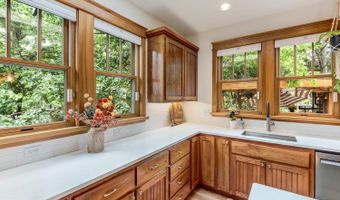 157 NW Black Hawk Ave, Bend, OR 97703