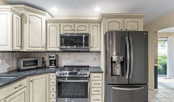 4 Quail Run Dr, Danbury, CT 06811