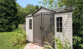17 Lee St, Cranston, RI 02920