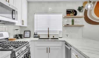 425 Golden Valley Dr, Henderson, NV 89002