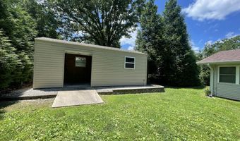 2105 Oakridge Dr, Ava, MO 65608