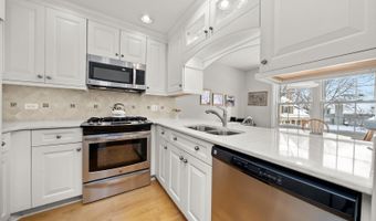 1943 N Charter Point Dr D, Arlington Heights, IL 60004