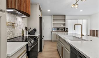 690 S Newark Ct, Aurora, CO 80012