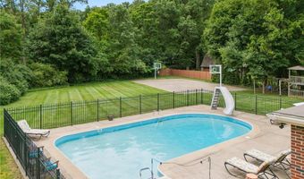 70 S Meadowcroft Dr, Akron, OH 44313
