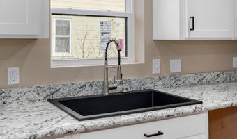 930 Porter Ave, Aurora, MO 65605