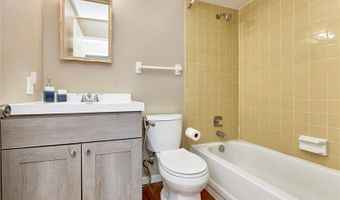 241 Valleyoak Ct, Ballwin, MO 63021