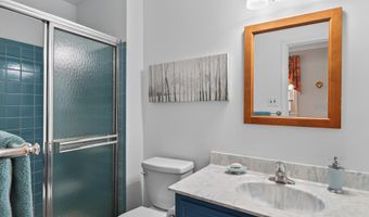 8024 GARLOT Dr, Annandale, VA 22003