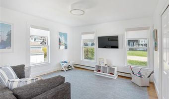 433 Wolcott Ave, Middletown, RI 02842