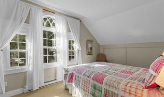 2 Lasalle Pl, Newport, RI 02840