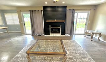 603 Lakeview Dr, Aurora, MO 65605