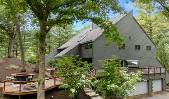 410 Greentree Ln NE, Ada, MI 49301