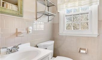 32 Tanglewood Trl, Narragansett, RI 02882