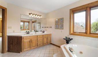 805 27th St SW, Austin, MN 55912