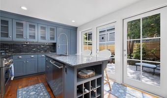 5 Tews Ct, Newport, RI 02840