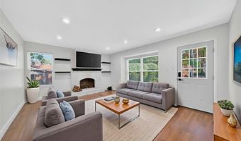 107 Falmouth Dr, Ballwin, MO 63011