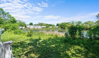 200 Merrick Rd Q, Amityville, NY 11701