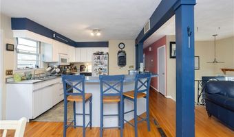 37 Squantum Dr, Middletown, RI 02842