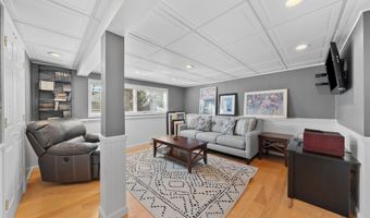 15 Hayes Rd, Amity Harbor, NY 11701