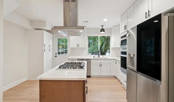 141 LYNHAVEN Dr, Alexandria, VA 22305