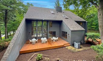 410 Greentree Ln NE, Ada, MI 49301