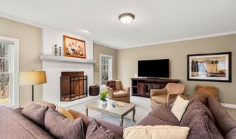 17 Canterbury Ln, Bedford, NH 03110