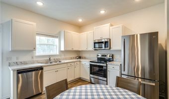 677 Crossings Ln, Akron, OH 44320