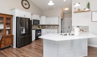 916 35th St SW, Altoona, IA 50009