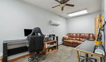 5276 Oakcrest Hill Rd SE, Riverside, IA 52327