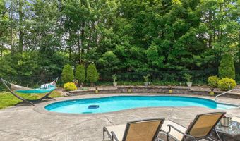 35 Shinnecock Hills Dr, Albany, NY 12205