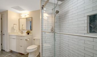 851 N GLEBE Rd 1911, Arlington, VA 22203