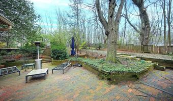222 Red Hill Rd, Middletown, NJ 07748