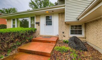 907 E Crabtree Dr, Arlington Heights, IL 60004